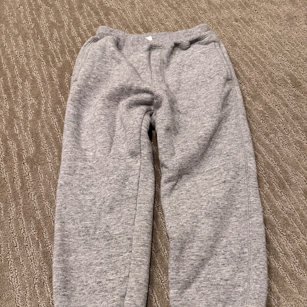 Uniqlo kid size 5/6 fleece lined jogger gray